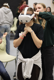 Activité de réalité virtuelle en classe secondaire. Photo du Lab1P1